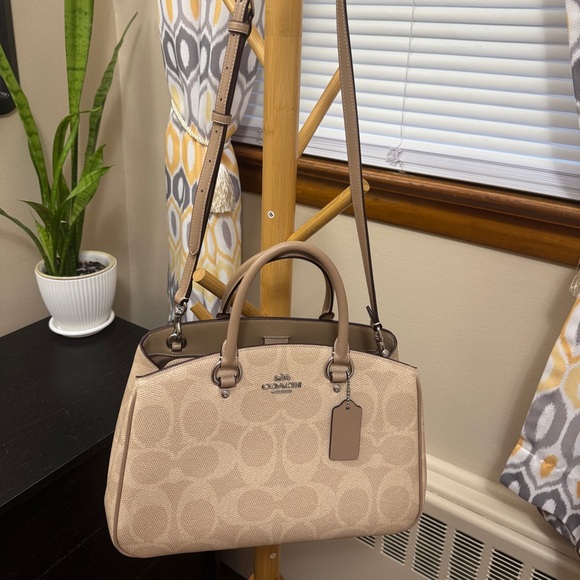 Savannah Carryall Bag In Signature Canvas - USED ONCE! - Picture 6 of 11